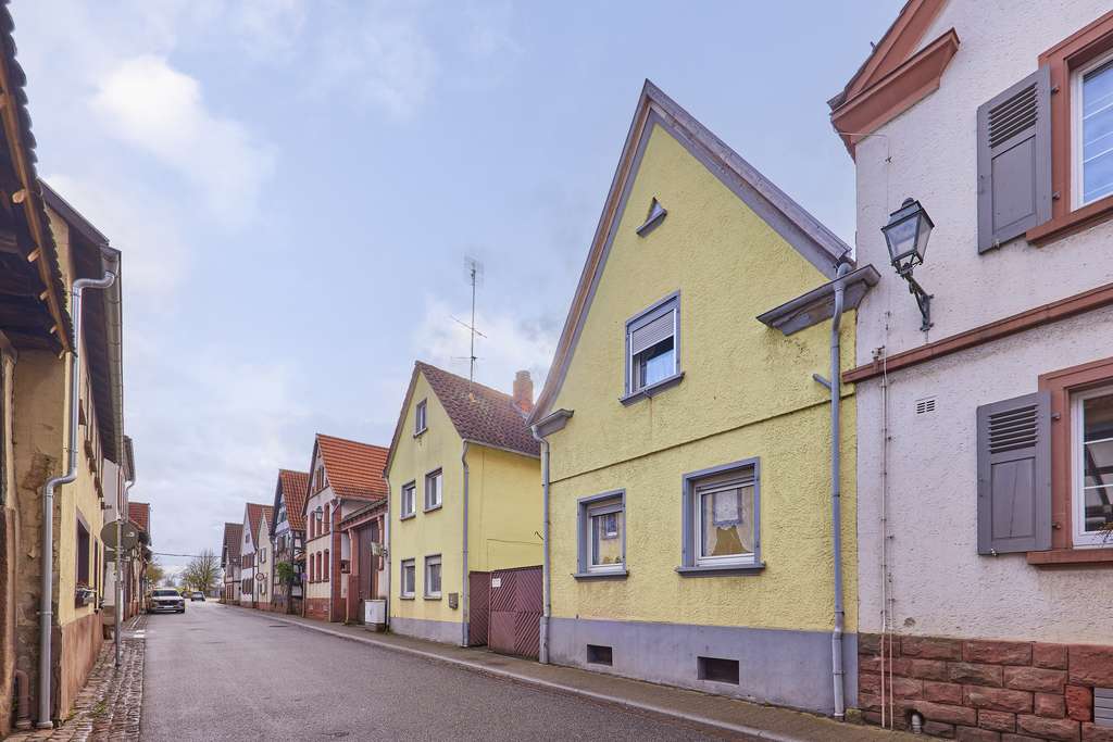 Immobilie in Heuchelheim-Klingen - ++ Großzügiges Anwesen mit 2 Wohnhäusern, Halle, Hof und großem Gartengrundstück ! ++ - Bild 1