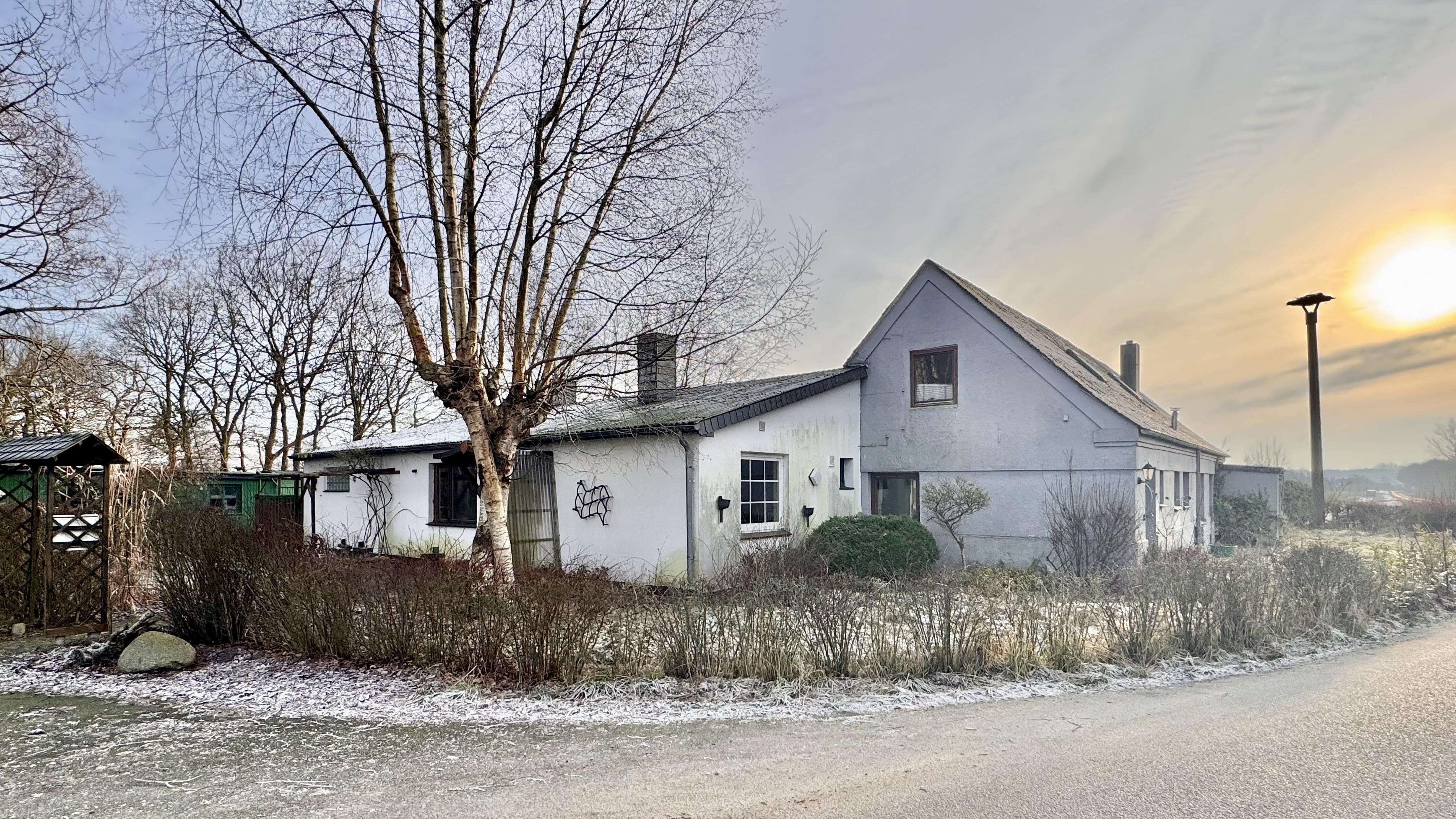 Zwei ländliche Handwerkerhäuser mit großem, ruhigem Grundstück, Nordfriesland Kreis – Bild 1