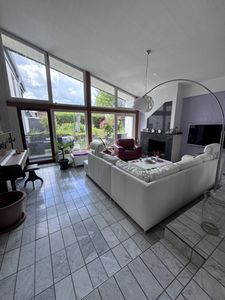 Großzügiges Einfamilienhaus mit Einliegerwohnung, Kamin und drei Garagen in ruhiger Lage