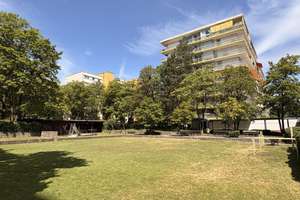 Renovierungsbedürftige, vermietete 1-Zimmer-Wohnung mit großem Balkon und Hallenbad
