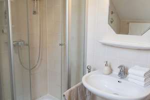 Lichtdurchflutete Dachgeschosswohnung mit Charme & Balkon in Spielstraße in Innenstadtnähe – Waterloostr. 5, 65195 Westend / Bleichstraße, Wiesbaden – Vorschaubild 7