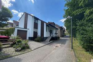Einfamilienhaus mit Einliegerwohnung in guter, familienfreundlicher und ruhiger Wohnlage