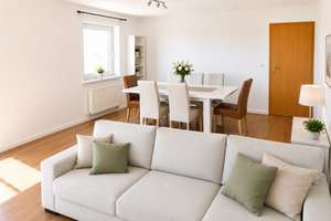 93 m² Wohnkomfort in Ingolstadt-West – 2 Balkone, 2 Bäder, Aufzug und TG-Stellplatz – Die vollständige Adresse der Immobilie erhältst du vom Anbieter., 85049 Friedrichshofen-Hollerstauden, Ingolstadt – Vorschaubild 2
