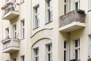 3-Zimmer-Wohnung mit Balkon im schönen Altbau – stilvolle Kapitalanlage in hervorragender Lage! – Freiligrathstraße 11, 10967 Kreuzberg, Berlin – Vorschaubild 1