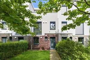 Bremen-Oberneuland: Einfamilien-Reihenhaus mit Dachterrasse und Carport