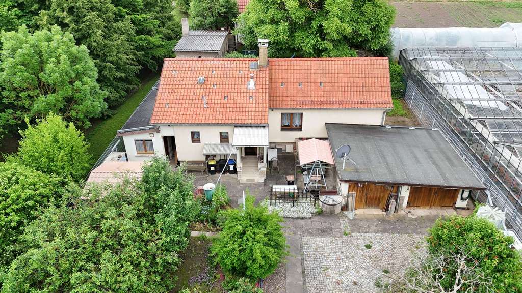 Mit einem kleinen Einfamilienhaus bebautes, 1000m² großes Grundstück in toller Lage in Erfurt