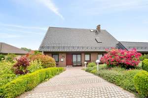 Viel Platz zum Leben! Attraktives Zweifamilienhaus mit Wintergarten, Kamin und großzügigem Garten!