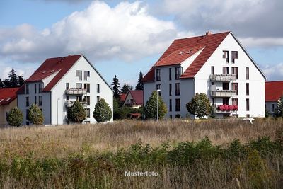 Freistehendes 4- bis 6-Familienhaus nebst 8 Garagen