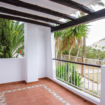 Neue, tadellose 3-Zimmer-Wohnung mit Terrasse und Poolblick
