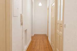 Bezugsfreie Altbauwohnung mit Balkon und Erker in phänomenaler Charlottenburger Lage – Helmholtzstraße 24, 10587 Charlottenburg, Berlin – Vorschaubild 7