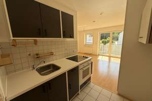Sonnige 1-Zimmer-Wohnung in Kötz – Balkon, Tiefgarage & Einbauküche – Tannenweg 7, 89359 Kötz – Vorschaubild 3