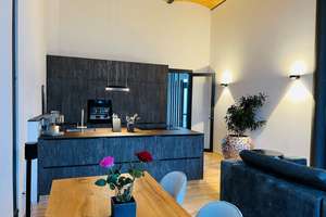 Einzigartiges Wohnen in der Roten Kaserne: 138 m² Design-Maisonette mit 4,60 m Gewölbedecke, Garten,