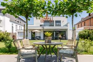 Ein- bis Dreifamilienhaus im Bauhausstil im Zentrum von Langenfeld * Baujahr 2020 * ca. 295 m² Wfl. – Die vollständige Adresse der Immobilie erhältst du vom Anbieter., 40764 Langenfeld (Rheinland) – Vorschaubild 1