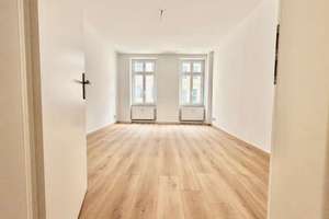 ERSTBEZUG NACH RENOVIERUNG | Stilvolle 3,5-Zimmer-Altbauwohnung mit Wintergarten & neuer Einbauküche