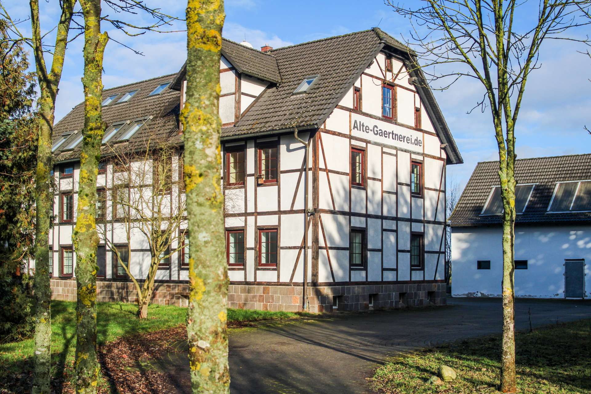 GROßES GRUNDSTÜCK, VIELE MÖGLICHKEITEN // Mehrfamilienhaus in Mockrehna mit Landwirtschaftsfläche, Nordsachsen Kreis – Bild 2