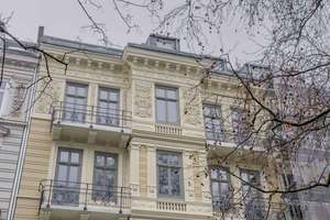 Eine Adresse, zwei Epochen: Luxus-Maisonette mit drei Balkonen  im Herzen von Rotherbaum