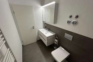 Im Zentrum von Wiesbaden: Möblierte 2-Zimmer-Wohnung mit Einbauküche – Bärenstr. 1-3, 65183 Mitte, Wiesbaden – Vorschaubild 4