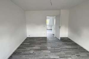 Schöne 3 Zimmer Dachgeschosswohnung in Essen Altendorf. Renoviert und bezugsfertig! – Heinrich-Strunk-Straße 42, 45143 Altendorf, Essen – Vorschaubild 2