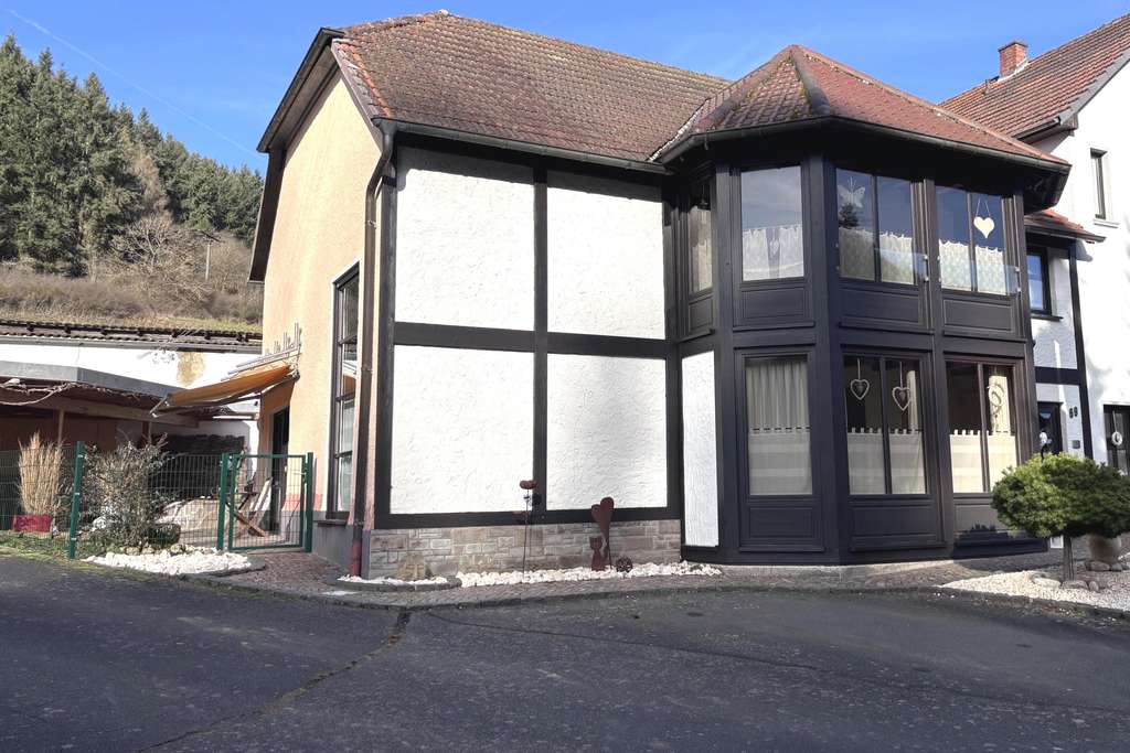 Immobilie in Leimbach - Effizient & nachhaltig: Wohnhaus mit Galerie, neuer Wärmepumpe und Gartenidylle - Bild 1