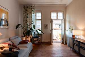 Helle und schön renovierte Wohnung mit großem Balkon, am Rand des Schillerkiezes. – Berlin – Vorschaubild 1