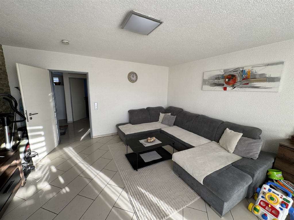 Immobilie in Waldbröl - Wohnung im obersten Geschoss  modernisiert, mit Balkon &amp; Kaminofen - Bild 2