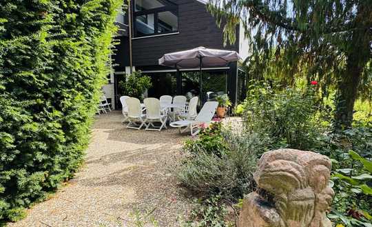 *** Exklusive Architektenvilla - Wellnessbereich mit Innenpool - Wohlfühlgarten ***