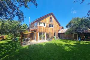 Idyllisches, sonniges Wohnparadies mit Traumgarten! Wärmepumpe, PV-Anlage +  Speicher, Sauna u.v.m. – Die vollständige Adresse der Immobilie erhältst du vom Anbieter., 82069 Schäftlarn – Vorschaubild 1