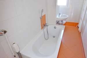 Bezug sofort möglich! 3-Raum-Wohnung, Badewanne, Aufzug, Balkon, PKW-Stellplatz! – Am Rosengarten 29, 6526 Sangerhausen – Vorschaubild 9