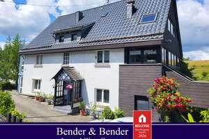 Großzügiges Wohnhaus mit renovierter Einliegerwohnung,  Doppelgarage und gepflegtem Garten!