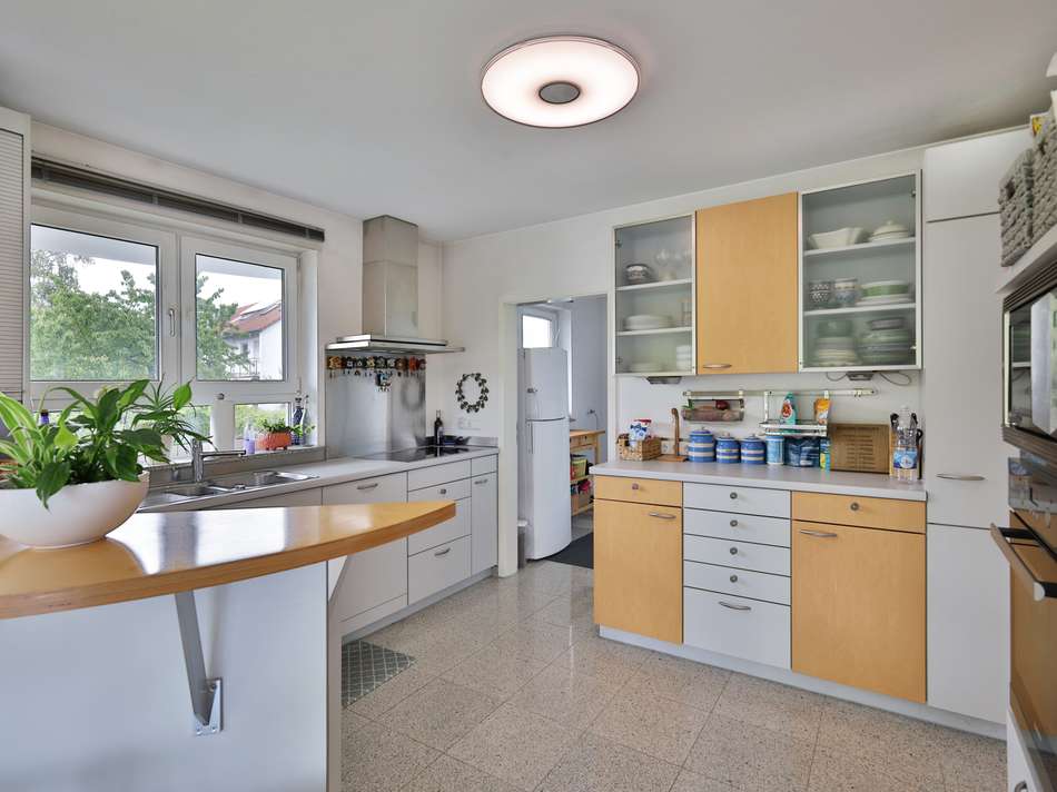 Große, offene Küche mit Abs...