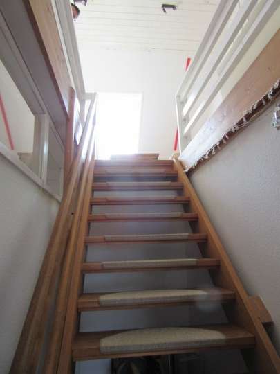 Holztreppe mit Handlauf Holztreppe mit Handlauf