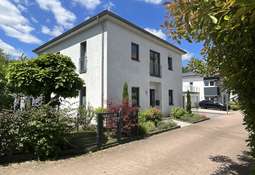 Hauseingang mit Vorgarten