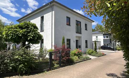 Gehobenes freistehendes 7,5-Zimmer-Einfamilienhaus mit großem Garten, Doppelgarage und Stellplätzen