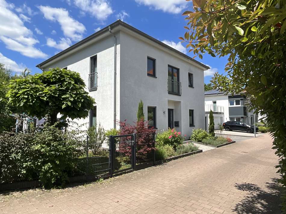 Hauseingang mit Vorgarten