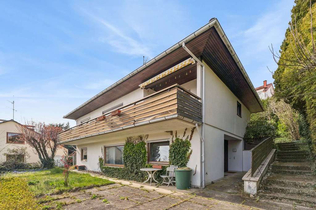 Immobilie in Niedernhausen - Geräumiges Einfamilienhaus mit Einliegerwohnung mit Traumblick in Niedernhausen-Engenhahn - Bild 0