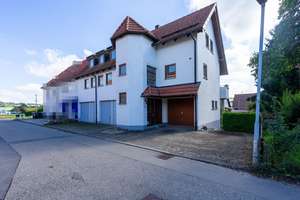 Großzügiges Einfamilienhaus mit Einliegerwohnung, 3 Garagen in ruhiger Lage – Die vollständige Adresse der Immobilie erhältst du vom Anbieter., 89150 Laichingen – Vorschaubild 1