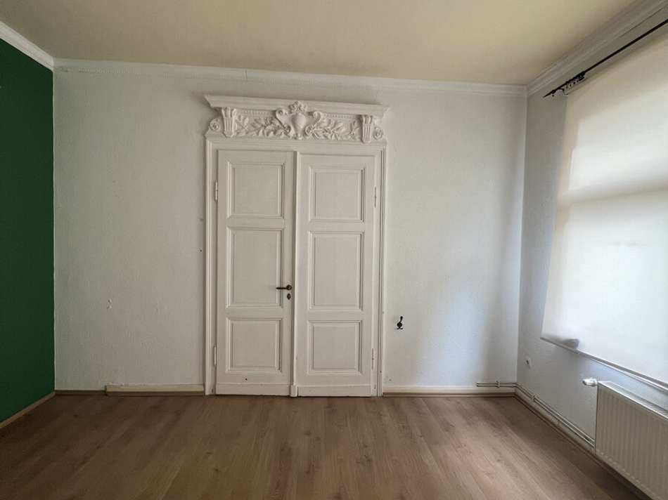 Wohnzimmer mit Flügeltür
