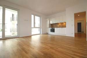 Helle 2 Zimmer mit EBK und Balkon in ruhiger Seitenstraße!