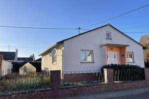 Solides Einfamilienhaus mit Garten und Garage in ruhiger Lage
