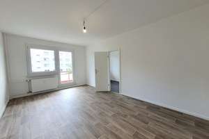 Ab 15.05.2026***Wir renovieren für Sie***4-Zimmer mit Wannenbad und Balkon!