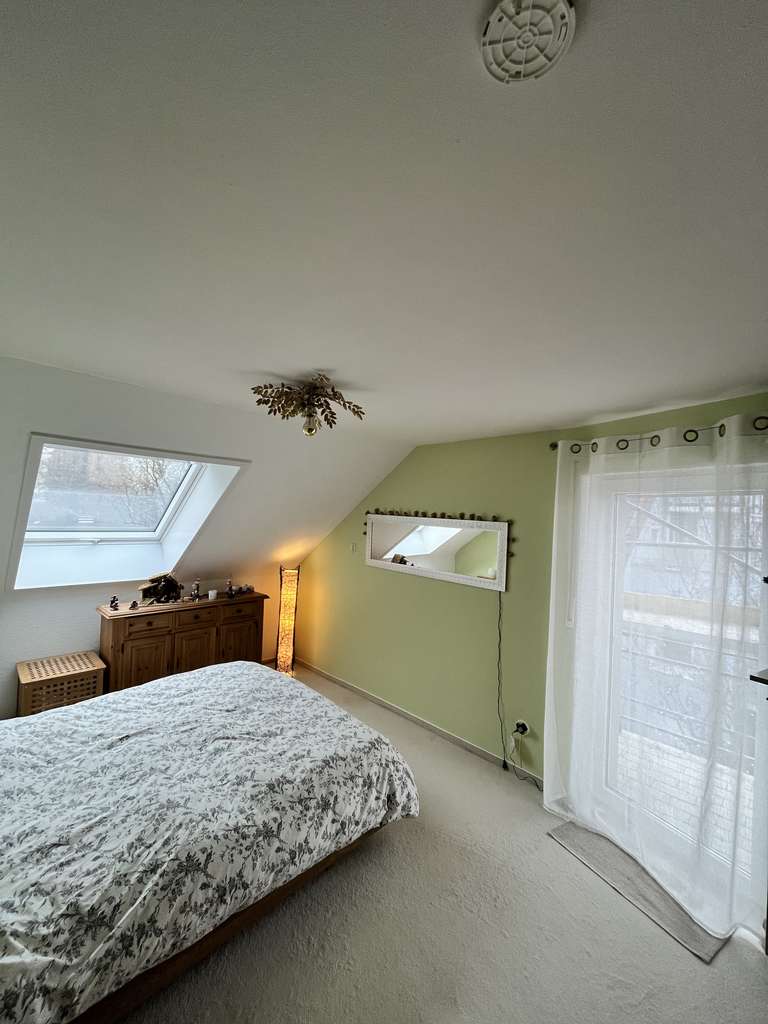 Immobilie in Merzhausen - Lichtdurchflutete 3-Zimmer-Wohnung im Dachgeschoss mit Balkon (KFW70) - Bild 2