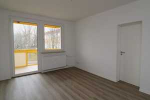 Verlängern Sie Ihre Freiluftsaison! 2 Zimmer mit verglastem Balkon – Kochstraße 56, 9116 Chemnitz – Vorschaubild 4