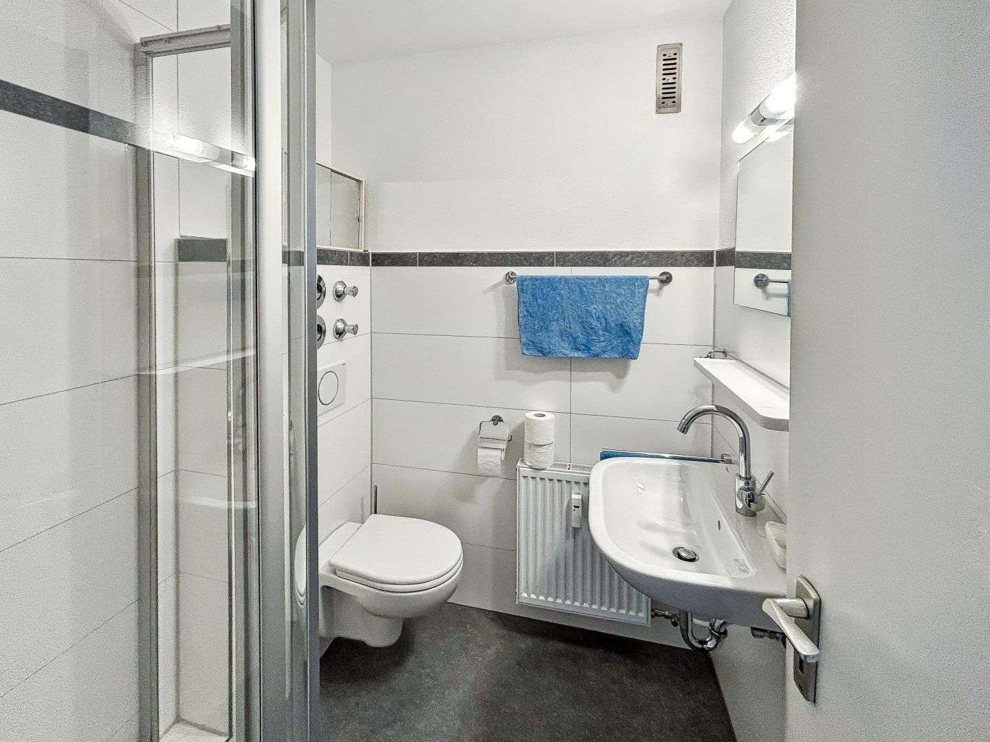 Immobilie in Friedrichshafen - City Tower Friedrichshafen – Apartment im 10. Stock mit See- und Bergblick - Bild 3