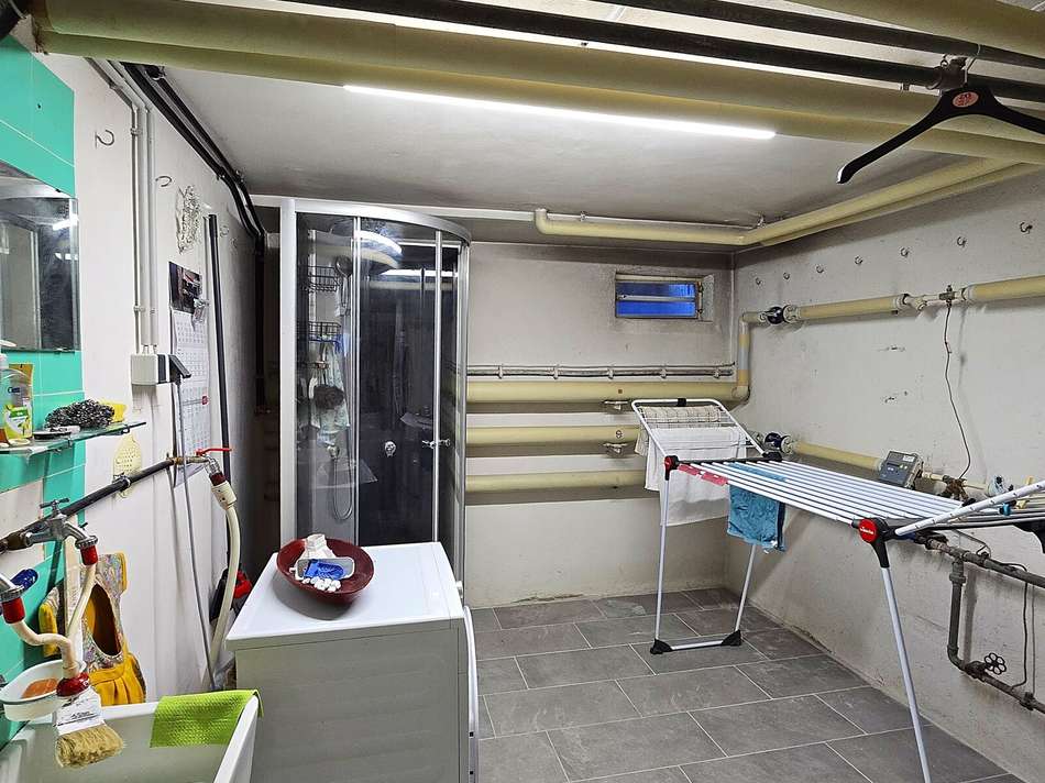 Waschküche mit Dusche