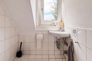 2-Zimmer-Dachgeschosswohnung in Wiesbaden mit modernisiertem Bad/WC (2025) und ausgebauter Dachboden – Die vollständige Adresse der Immobilie erhältst du vom Anbieter., 65197 Rheingauviertel / Hollerborn, Wiesbaden – Vorschaubild 7