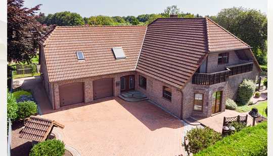 Bild von Repräsentatives Einfamilienhaus mit Doppelgarage und großem Garten