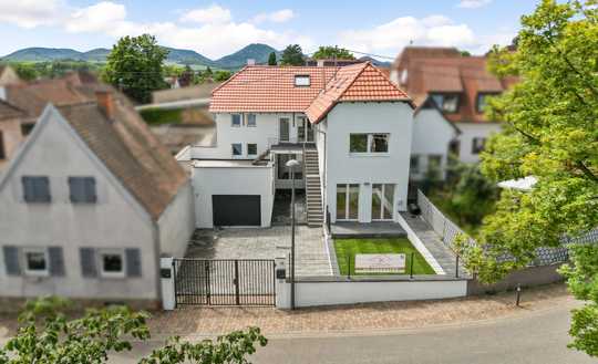 Renoviertes Zweiparteienhaus im Ortskern von Godramstein!