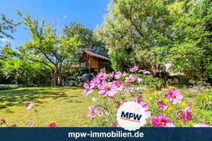 Wohnen mit Blick ins Grüne: Einfamilienhaus mit großem Garten und zusätzlichem Baupotenzial