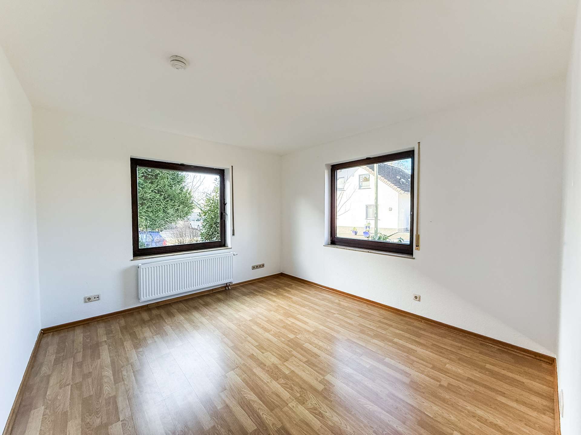 Immobilie in Overath - Zweifamilienhaus mit Terrasse & Balkon || Doppelgarage - Bild 2