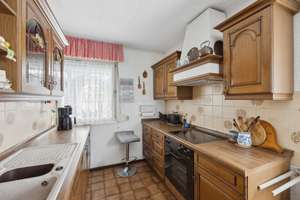 Freies, unterkellertes Einfamilienhaus mit Tiefgarage in ruhiger Seitenstraße, Berlin-Mahlsdorf-Süd – Die vollständige Adresse der Immobilie erhältst du vom Anbieter., 12623 Mahlsdorf, Berlin – Vorschaubild 4